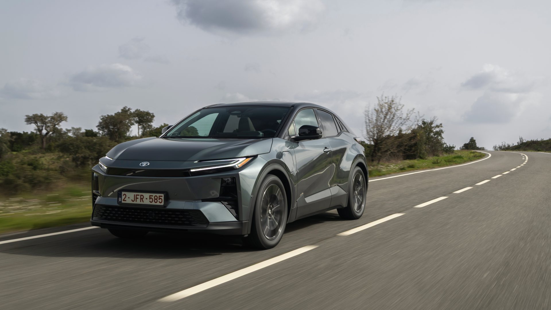 Toyota-C-HR-pos-xekina-i
