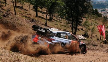 WRC-&Rho;ά&lambda;&lambda;&upsilon; &Pi;&omicron;&rho;&tau;&omicron;&gamma;&alpha;&lambda;ί&alpha;&sigmaf;: &Alpha;&nu;έ&lambda;&pi;&iota;&sigma;&tau;&eta; &pi;&rho;ώ&tau;&eta; &phi;&epsilon;&tau;&iota;&nu;ή &nu;ί&kappa;&eta; &gamma;&iota;&alpha; Thierry Neuville &kappa;&alpha;&iota; Hyundai
