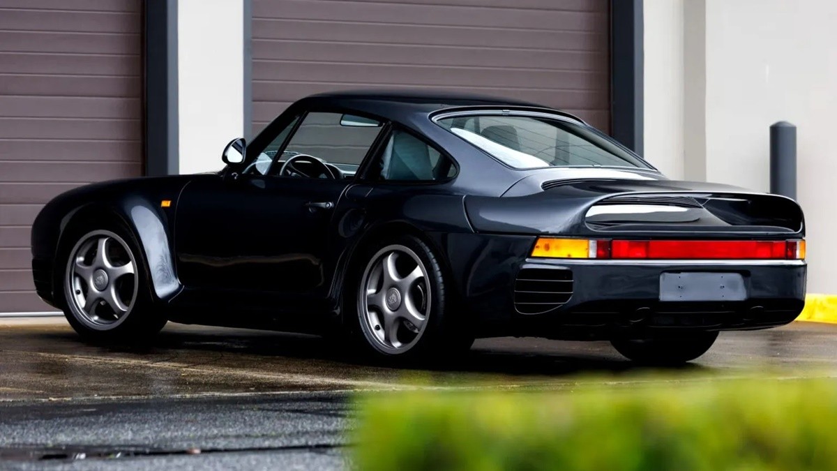 giati-afti-i-Porsche-959