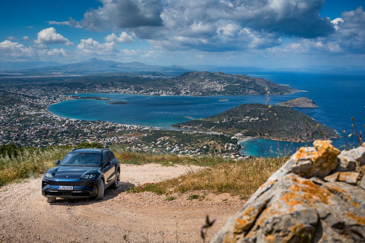 odigoume-tin-nea-ilektriki-Porsche