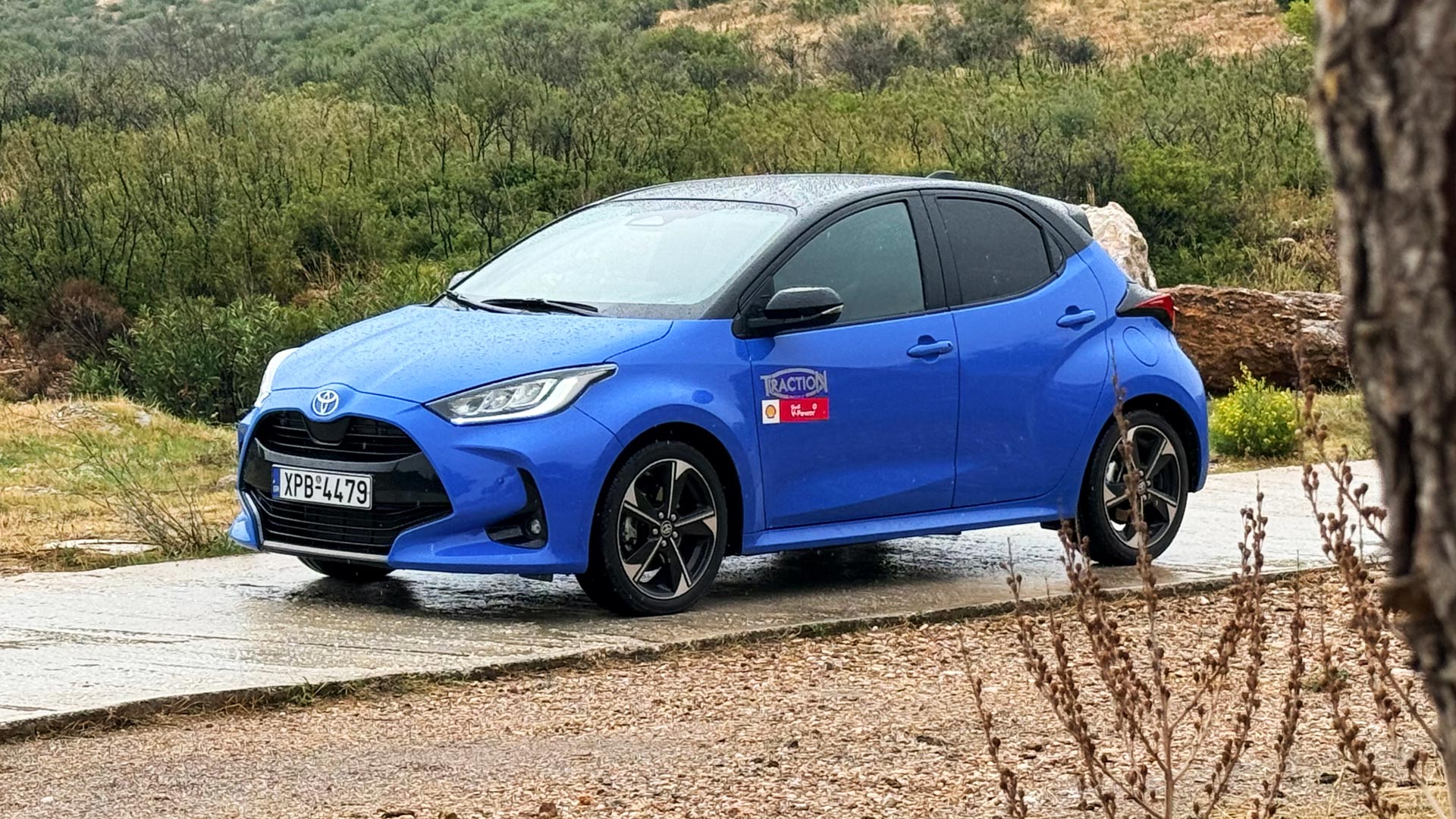 tria-ivridika-supermini-pou-kene