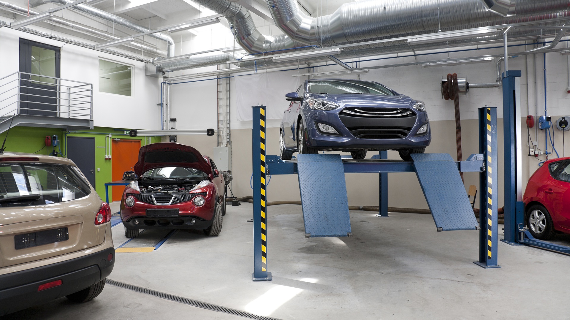 cars-in-a-large-repair-workshop-or-garage-2026-01-09-09-06-19-utc