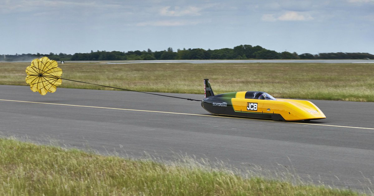 jcb-hydromax-testing-at-raf-wittering-with-parachute_77761_483991_type13058