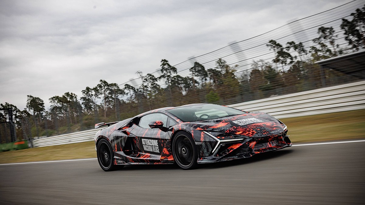 Με ρεκόρ από τα… πιτς η νέα Lamborghini Revuelto SV (+video)