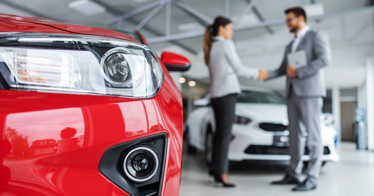 car-seller-customer-shaking-hands_77761_468484_type13058