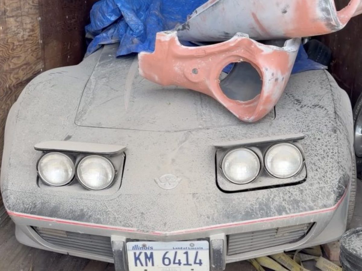 Μια σπάνια Chevrolet C3 Corvette με αγωνιστικό παρελθόν πλένεται για πρώτη φορά μετά από χρόνια (video)