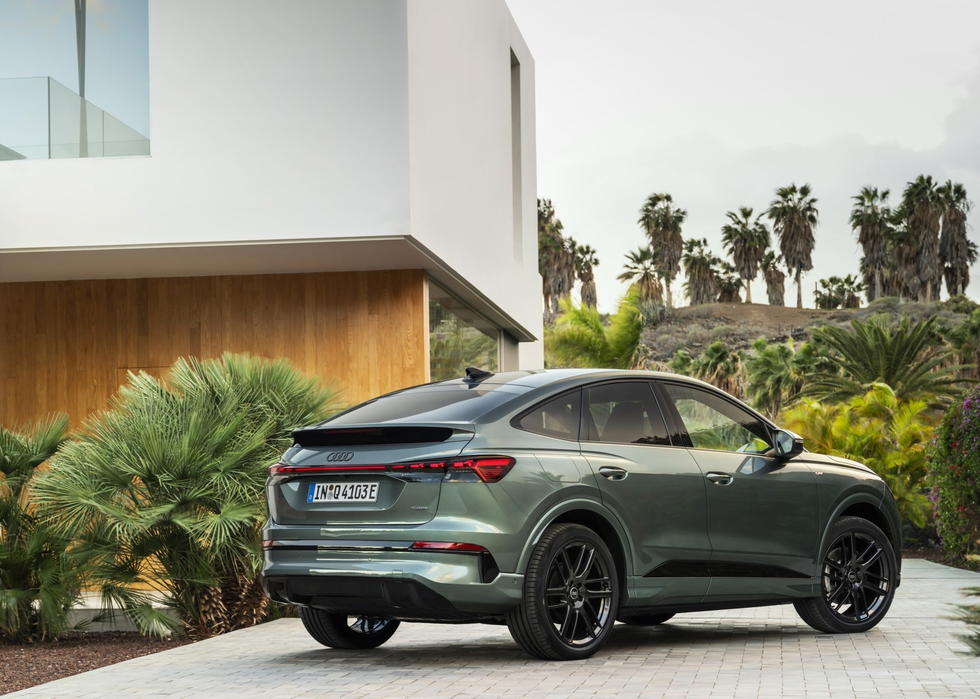 Audi-Q4-Sportback-e-tron_back