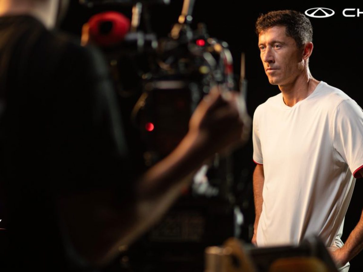 &Pi;&alpha;&gamma;&kappa;ό&sigma;&mu;&iota;&omicron;&sigmaf; &pi;&rho;&epsilon;&sigma;&beta;&epsilon;&upsilon;&tau;ή&sigmaf; &tau;&eta;&sigmaf; Chery &omicron; Robert Lewandowski &ndash; 4troxoi.gr