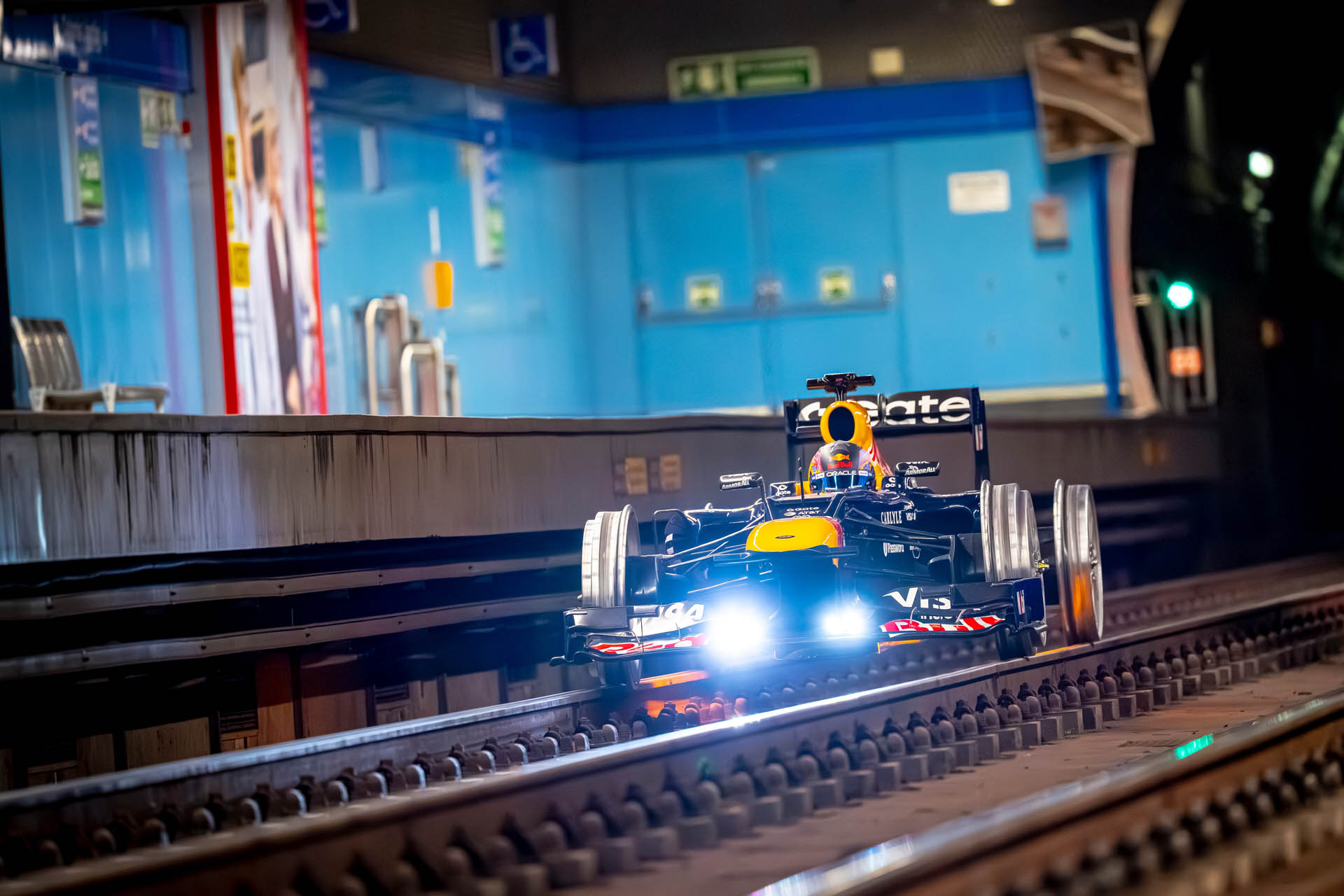 F1-Red-Bull-RB8-Madrid-Metro-1