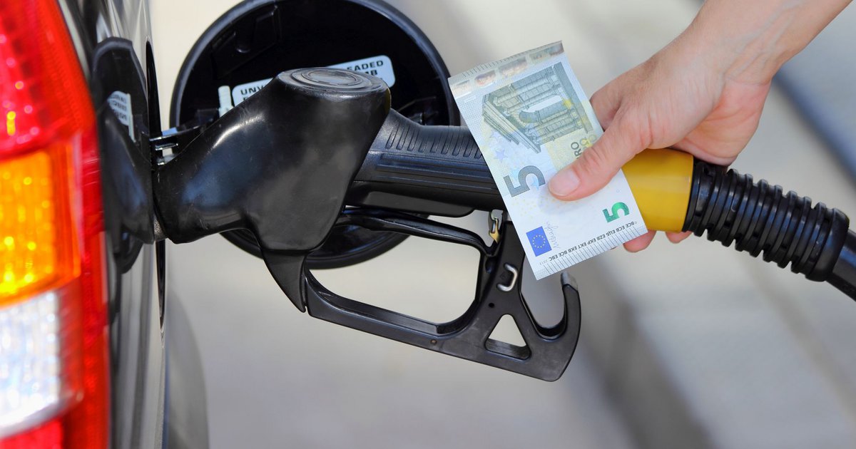 cropped-hand-refueling-car_77761_469062_type13058