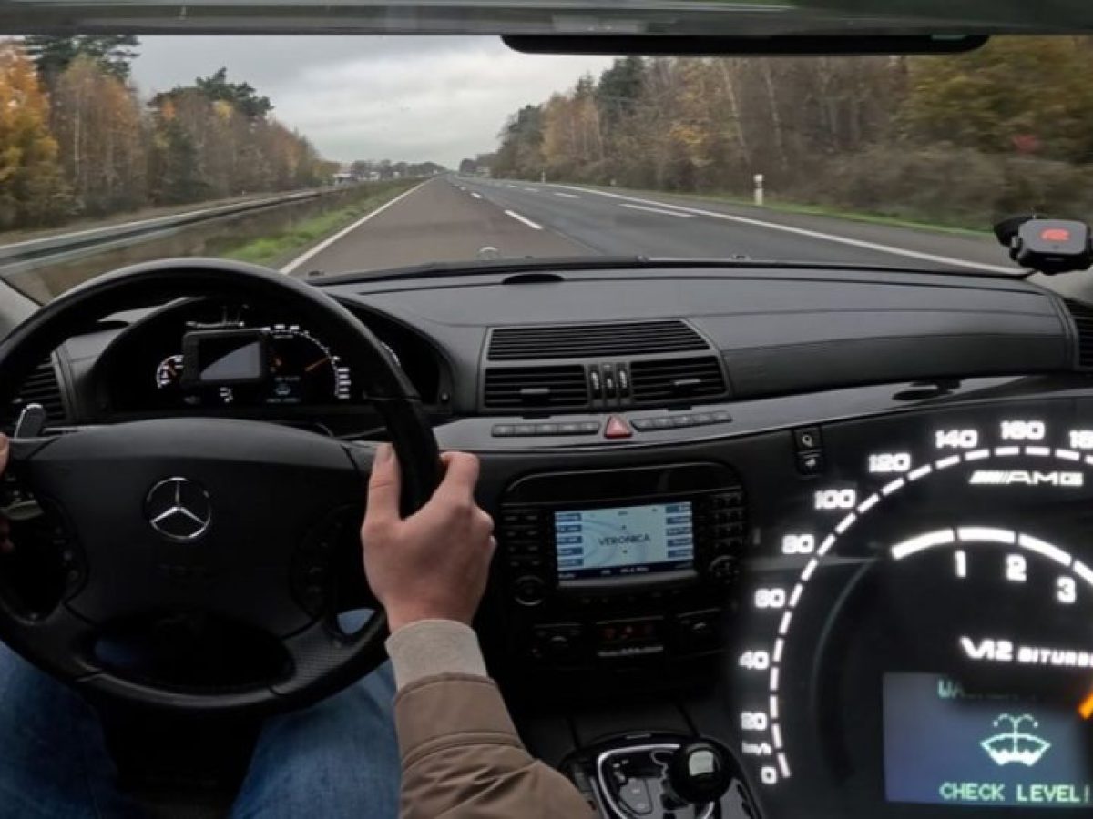 &Mu;ί&alpha; Mercedes S65 AMG &tau;&omicron;&upsilon; 2003 &mu;&epsilon; 612 PS &laquo;&beta;ά&zeta;&epsilon;&iota; &phi;&omega;&tau;&iota;ά&raquo; &sigma;&tau;&eta;&nu; Autobahn! (video)