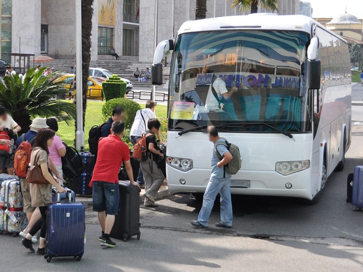 &Sigma;&upsilon;&mu;&mu;&epsilon;&tau;&omicron;&chi;ή &tau;&omicron;&upsilon;&rho;&iota;&sigma;&tau;&iota;&kappa;ώ&nu; &gamma;&rho;&alpha;&phi;&epsilon;ί&omega;&nu; &sigma;&epsilon; &pi;&rho;ό&sigma;&kappa;&lambda;&eta;&sigma;&eta; &mu;&epsilon;&tau;&alpha;&phi;&omicron;&rho;ά&sigmaf; &mu;&alpha;&theta;&eta;&tau;ώ&nu;