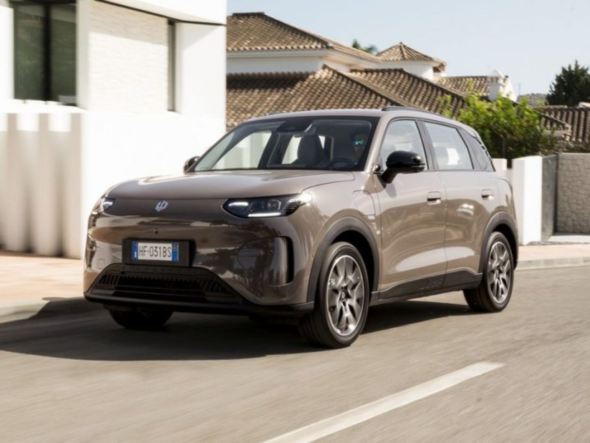 Leapmotor B03X: &Sigma;&tau;&eta;&nu; &Epsilon;&lambda;&lambda;ά&delta;&alpha; &mu;&epsilon; &tau;&iota;&mu;ή &laquo;&lambda;&omicron;&upsilon;&kappa;&omicron;ύ&mu;&iota;&raquo; &ndash; &Pi;ό&sigma;&omicron; &kappa;&omicron;&sigma;&tau;ί&zeta;&epsilon;&iota; &eta; &beta;&alpha;&sigma;&iota;&kappa;ή έ&kappa;&delta;&omicron;&sigma;&eta;
